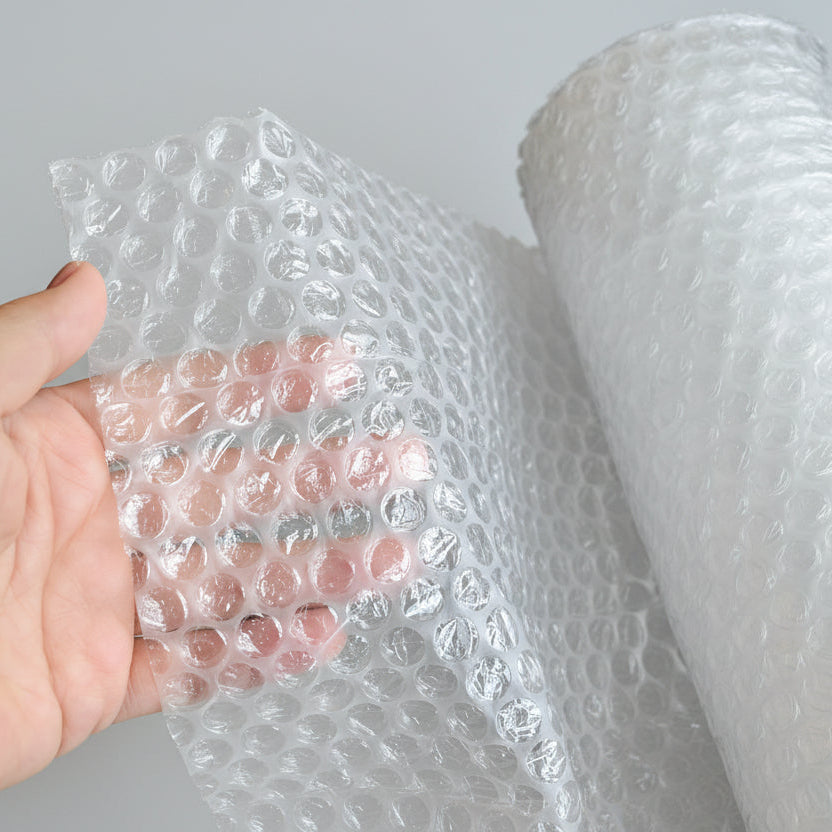 Detaliu folie cu bule de aer, bule transparente de 10 mm, rolă pentru ambalare